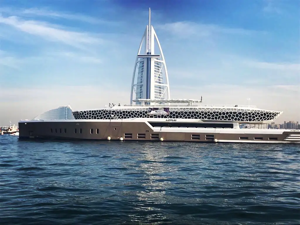 أسباب شعبية قارب اللوتس في دبي