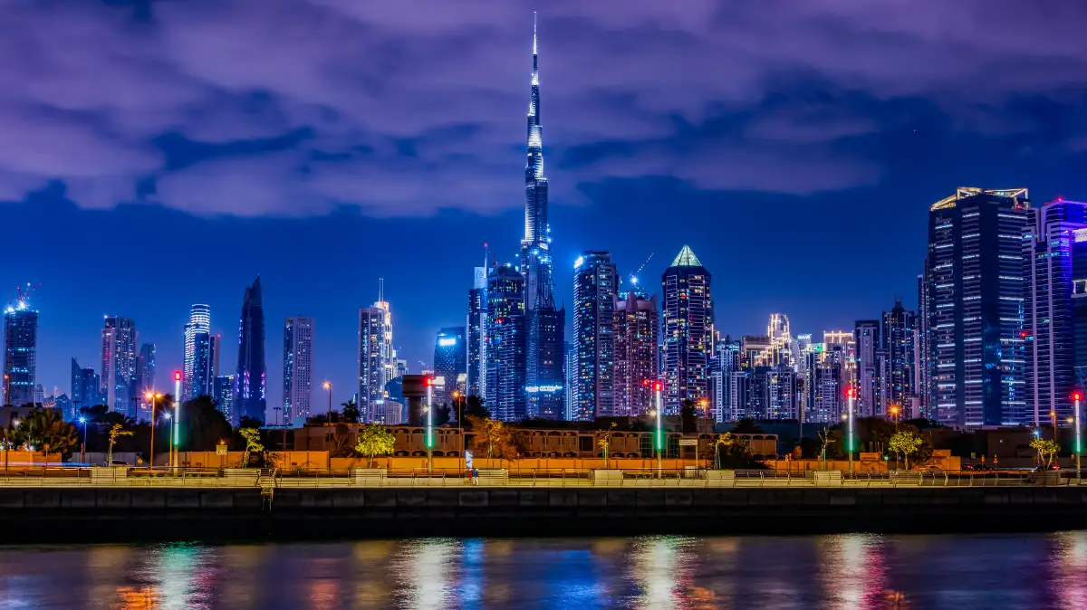 أفق دبي مع برج خليفة وممر الخور المائي؛ رمز لمدينة حيوية وأبراج ذكية