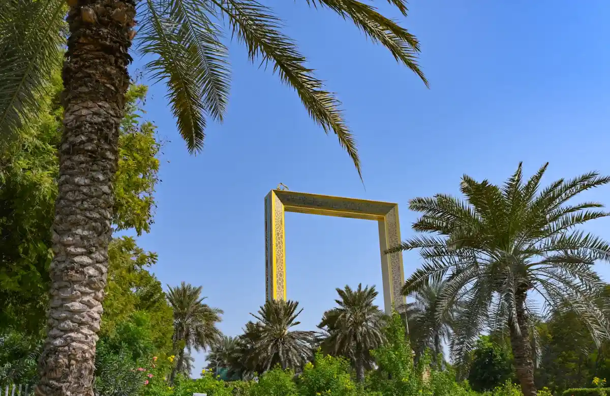 برواز دبي في حديقة زعبيل بين النخيل والسماء الزرقاء