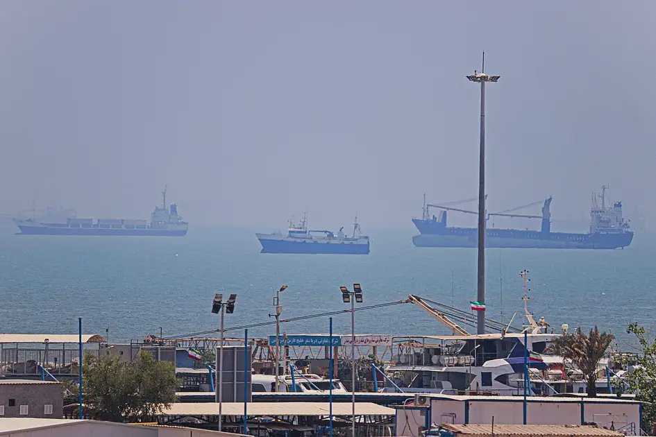 ارتفاع تكاليف الشحن في الإمارات والخليج مع نقص الحاويات وإغلاق مضيق هرمز