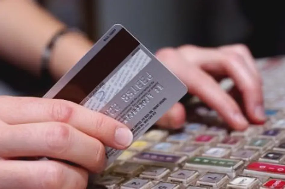 تحذير بشأن ديون بطاقات الائتمان في الإمارات: كيف يتحول 10,000 درهم إلى 22,000 درهم