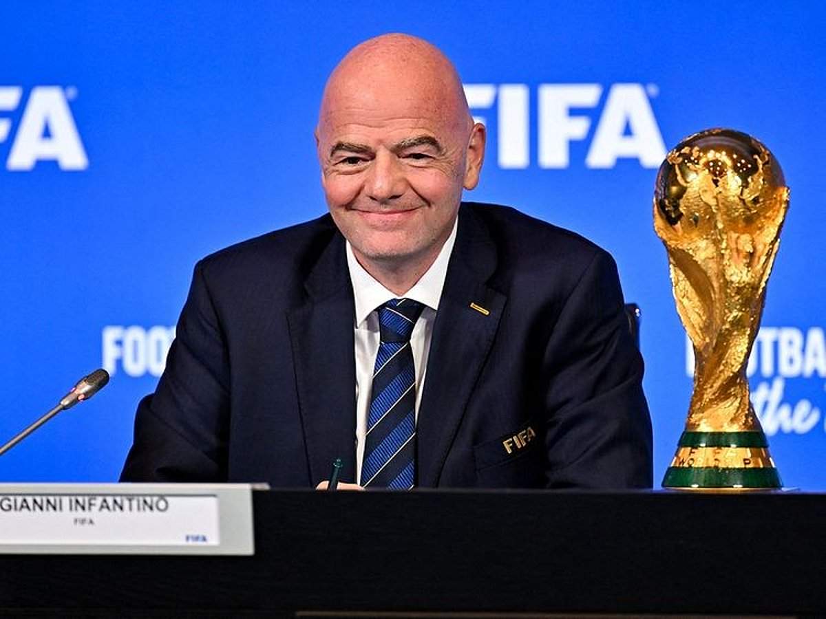 FIFA President Infantino Meets UAE Under-15 Squad in Baku